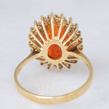 Anello a margherita vintage in oro giallo 14K con opale di fuoco sintetico e diamanti di taglio brillante (0.40ctw ca.), anni ‘80