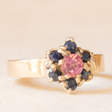 Vintage-Blumenring aus 9-karätigem Gelbgold mit rosa Turmalin (ca. 0.36 ct) und Saphiren (ca. 0.25 ctw)