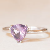 Moderner Solitär aus 9 Karat Weißgold mit Amethyst im Billionenschliff (ca. 1 Karat), Jahr 2012