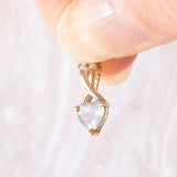 Vintage-Halskette mit Kette aus 9-karätigem Gelbgold und Anhänger aus 9-karätigem Gelb- und Weißgold mit blauem Topas im Herzschliff (ca. 0.60 ct), ca. 90er Jahre.