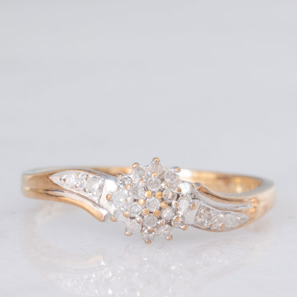 Anello a fiore vintage in oro giallo e bianco 9K con diamanti (0.15ctw ca.), anni ‘80