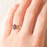Vintage-Blumenring aus 9-karätigem Gelbgold mit rosa Turmalin (ca. 0.36 ct) und Saphiren (ca. 0.25 ctw)
