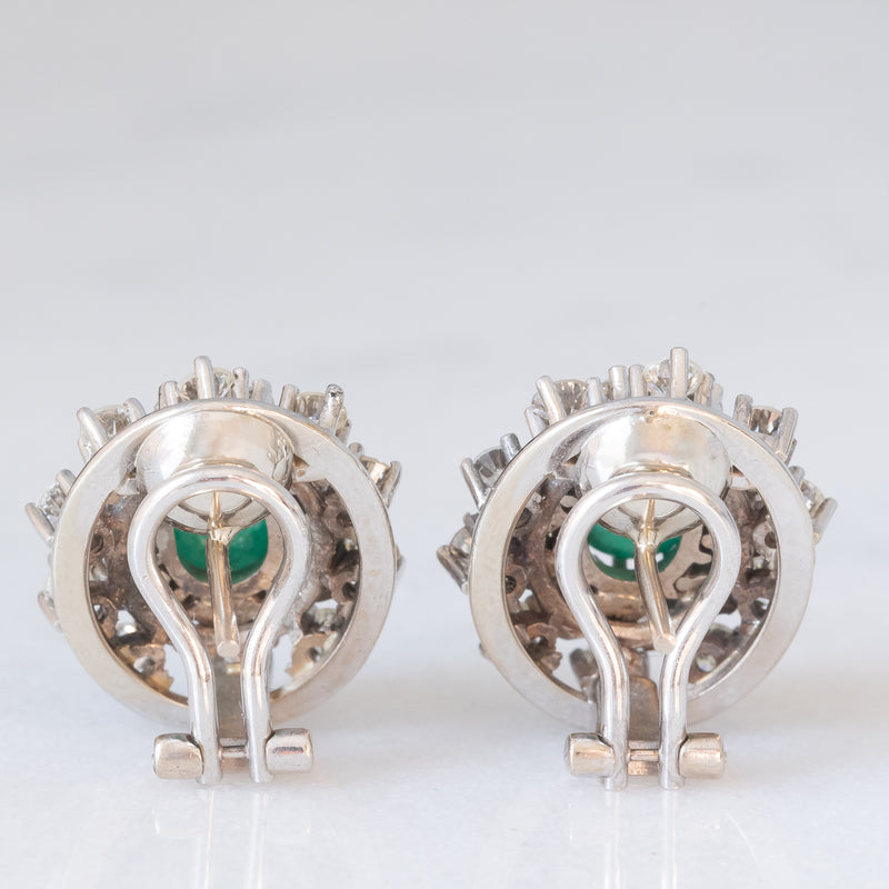 Orecchini a margherita vintage in oro bianco 14K con smeraldi (3ctw ca.) e diamanti di taglio brillante (2.80ctw ca.), anni ‘70/‘80