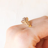 Vintage-Blumenring aus 9-karätigem Gelb- und Weißgold mit synthetischen Rubinen (ca. 0.40 ctw) und Diamant sowie mit seitlichen Verzierungen in Form von Blättern, 1989