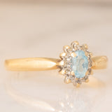 Anello a margherita vintage in oro giallo 9K con topazio azzurro (0.30ct ca.) e diamanti (0.06ctw ca.), anni ‘80