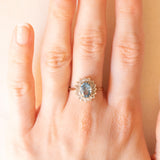 Vintage-Gänseblümchen-Ring aus 9-karätigem Gelb- und Weißgold mit blauem Topas (ca. 1.40 ct) und Diamanten (ca. 0.08 ctw), Jahr 1992
