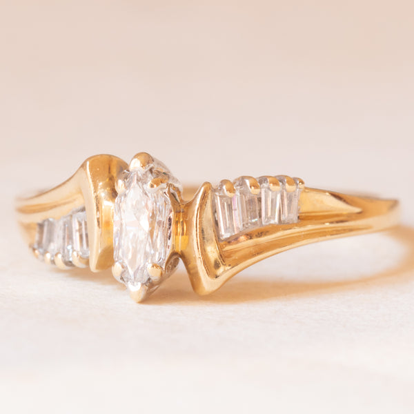Anello vintage in oro giallo e bianco 14K con diamante centrale di taglio marquise (0.25ct ca.) e diamanti laterali di taglio tapered, anni ‘70/‘80