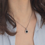 Collier vintage con ciondolo a margherita in oro bianco 14K con zaffiro (1.70ct ca.) e diamanti di taglio brillante (1.10ctw ca.), anni ‘70/‘80
