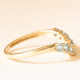 Anello a “V” vintage in oro giallo 9K con topazi azzurri (0.54ctw ca.), anno 2002