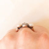Trilogy antico in oro giallo 18K e argento con perle bianche e diamante di taglio vecchia miniera (0.48ct ca.), anni ‘10/‘20