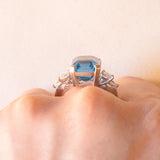 Ring aus 18-karätigem Weißgold mit blauem Topas (ca. 7 ct) und Diamanten im Marquise-Schliff (ca. 0.60 ctw), ca. 80er/90er Jahre.