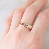 Anello a fascia vintage in oro giallo 8K con rubino sintetico, anni ‘50