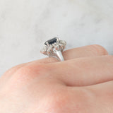 Anello a margherita vintage in platino con zaffiro (1.27ct) e diamanti (0.43ctw), anni ‘80