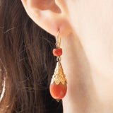 Orecchini pendenti antichi in oro giallo 18K con corallo arancione, primi del ‘900