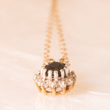 Vintage-Halskette mit Kette aus 9-karätigem Gelbgold und Gänseblümchen-Anhänger aus 9-karätigem Gelb- und Weißgold mit Saphir (ca. 0.40 ct) und Diamanten (ca. 0.12 ctw)