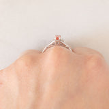 Trilogy vintage in oro bianco 14K con topazio arancione (0.34ct ca.) e diamanti di taglio brillante (0.02ctw ca.), anni ‘80/‘90