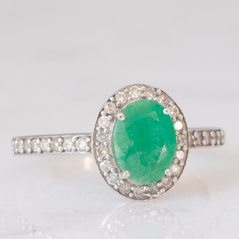 Anello a margherita moderno in oro bianco 9K con smeraldo (1ctw ca.) e diamanti (0.36ctw ca.)