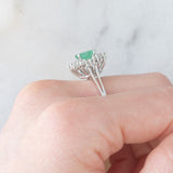 Anello a margherita vintage in oro bianco 14K con smeraldo (1ct ca.) e diamanti di taglio brillante (0.72ctw ca.), anni ‘70/‘80