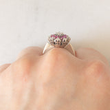 Anello a fiore vintage in oro bianco 14K con rubini (0.56ctw ca.) e diamanti di taglio brillante (0.40ctw ca.), anni ‘70
