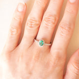 Anello a margherita vintage in oro bianco 9K con smeraldo (0.35ct ca.) e diamanti (0.15ctw ca.), anni ‘90