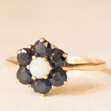 Bague fleur vintage en or jaune 9 carats avec saphirs (environ 0.80 ct) et opale (environ 0.15 ct), années 80