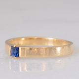 Solitario a fascia vintage in oro giallo 14K con zaffiro di taglio carré (0.18ct ca.), anni ‘70