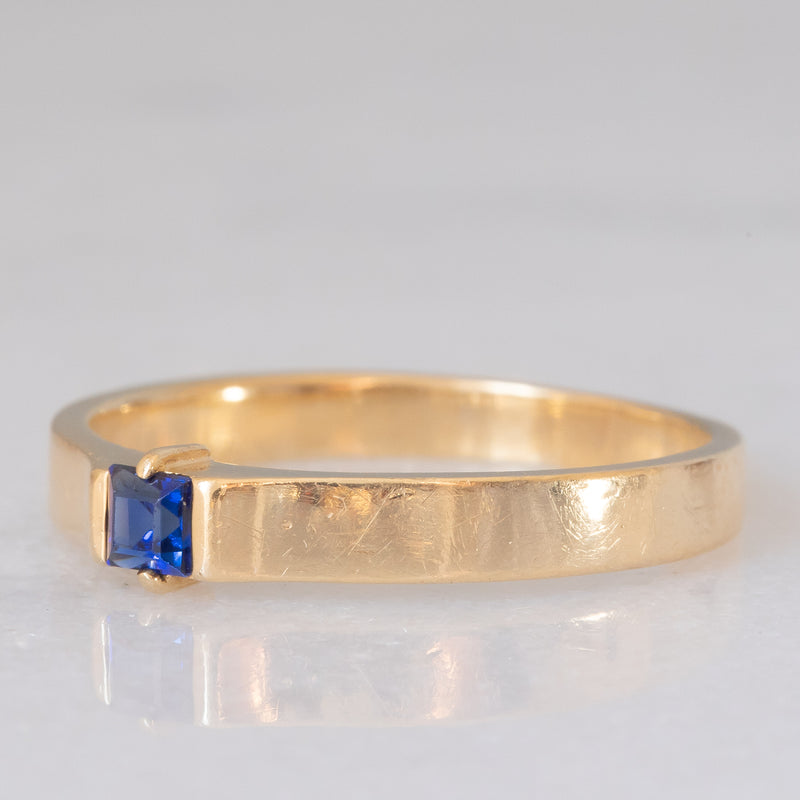 Solitario a fascia vintage in oro giallo 14K con zaffiro di taglio carré (0.18ct ca.), anni ‘70
