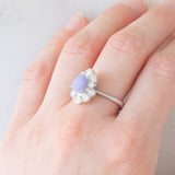 Anello a margherita in platino con giada lavanda (1.55ct) e diamanti (0.81ctw), anni ‘90
