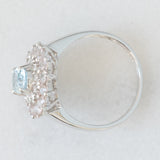 Anello a margherita moderno in oro bianco 9K con acquamarina (0.60ct ca.), diamanti (0.12ctw ca.) e morganiti (0.84ctw ca.), anni ‘2000