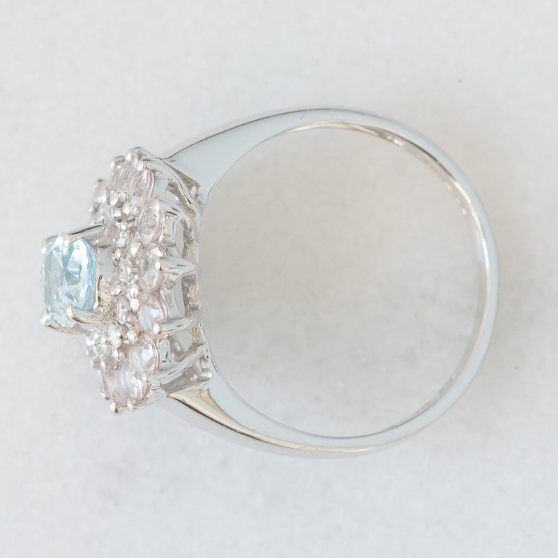 Anello a margherita moderno in oro bianco 9K con acquamarina (0.60ct ca.), diamanti (0.12ctw ca.) e morganiti (0.84ctw ca.), anni ‘2000