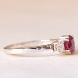 Vintage-Trilogie aus 18 Karat Weißgold mit Rubin (ca. 1 ct) und Diamanten im Brillantschliff (ca. 0.42 ctw)