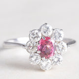 Vintage 18K white gold daisy ring with pink tourmaline (approx. 0.60ct) and brilliant cut diamonds (approx. 0.90ctw), 70s