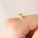 Anello chevalier vintage in oro giallo 14K con topazio azzurro, anni ‘60