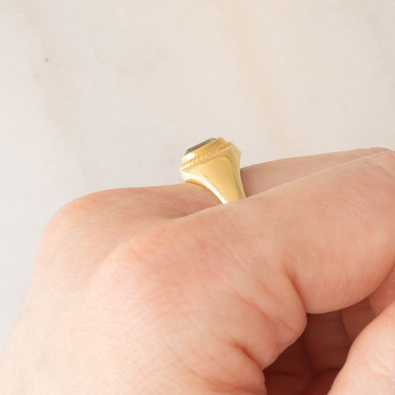 Anello chevalier vintage in oro giallo 14K con topazio azzurro, anni ‘60