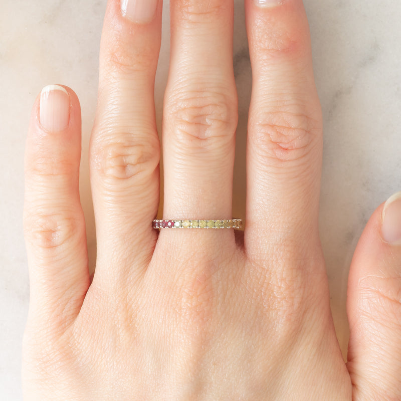Eternity arcobaleno in oro bianco 18K con zaffiri (1.30ctw ca.)