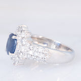 Anello a margherita a fascia in platino con zaffiro (1ct) e diamanti (1ctw), anni ‘80