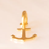 Collana con catenina in argento dorato e con tre ciondoli a forma di delfino in oro giallo 18K, di ancora in oro giallo 18K e di tartaruga in oro giallo 14K