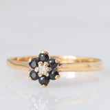 Anello a fiore vintage in oro giallo 9K con zaffiri (0.24ctw ca.) e diamante, anno 1984