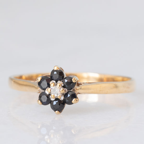 Anello a fiore vintage in oro giallo 9K con zaffiri (0.24ctw ca.) e diamante, anno 1984