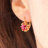 Vintage Gänseblümchen-Ohrringe aus 18 Karat Gelbgold mit synthetischen Rubinen (ca. 2 ctw) und Diamanten im Rosettenschliff (ca. 0.06 ctw), 50er Jahre