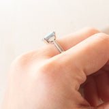 Vintage-Ring im Art-Déco-Stil aus 9-karätigem Weißgold mit blauem Topas (ca. 1.40 ct) und Diamanten (ca. 0.02 ctw),