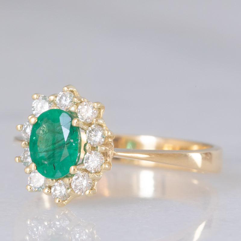 Anello a margherita vintage in oro giallo 18K e 14K con smeraldo (0.60ct ca.) e diamanti di taglio brillante (0.30ctw ca.), anni ‘70/‘80