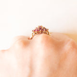 Vintage-Blumenring aus 9-karätigem Gelbgold mit synthetischen Rubinen (ca. 1 Karat), 70er/80er Jahre