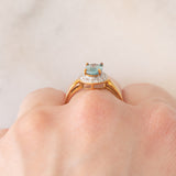 Anello a margherita in oro giallo 9K con zircone azzurro (1.83ct ca.) e zirconi bianchi