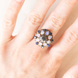 Vintage-Pagodenring aus 14-karätigem Gelbgold mit Saphiren (ca. 1.20 ctw) und Opalen (ca. 1.10 ctw), 70er Jahre