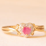 Herzförmiger Vintage-Ring aus 9-karätigem Gelb- und Weißgold mit synthetischem Rubin (ca. 0.20 ct) und Diamanten (ca. 0.06 ctw)