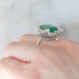 Anello a margherita vintage in oro bianco 14K con smeraldo (5.50ct ca.) e diamanti di taglio brillante (1.65ctw ca.), anni ‘70