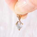 Vintage-Halskette mit Kette aus 9-karätigem Gelbgold und Anhänger aus 9-karätigem Gelb- und Weißgold mit blauem Topas im Herzschliff (ca. 0.60 ct), ca. 90er Jahre.