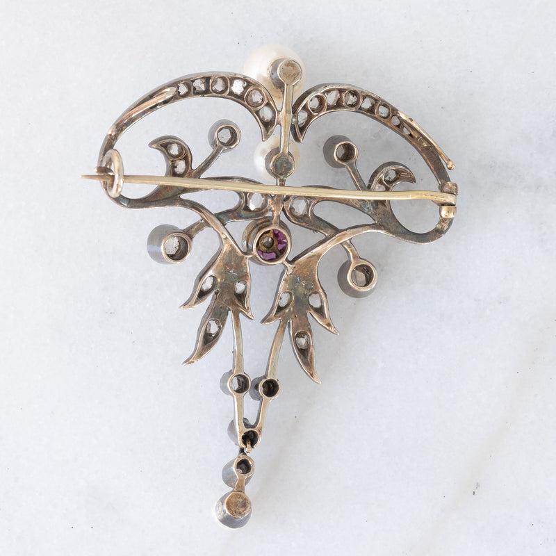 Collana con pendente/spilla Art Nouveau in oro giallo 18K e argento con diamanti di taglio rosetta (0.50ctw ca.), rubini e perle bianche, anni ‘10/‘20