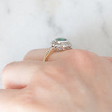 Anello a margherita antico in oro giallo 18K con tormalina verde (1ct ca.) e diamanti di taglio vecchia miniera (0.50ctw ca.), anni ‘20/‘30